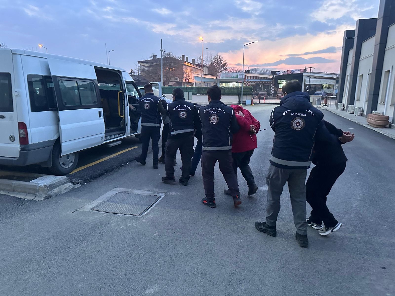 Göçmen kaçakçılığı ile mücadele kapsamında Erzincan polisinin düzenlediği operasyonda yakalanan
