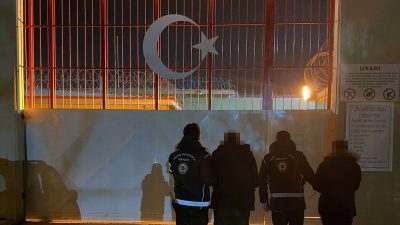 Göçmen kaçakçılığı ile mücadele kapsamında Erzincan polisinin düzenlediği operasyonda yakalanan