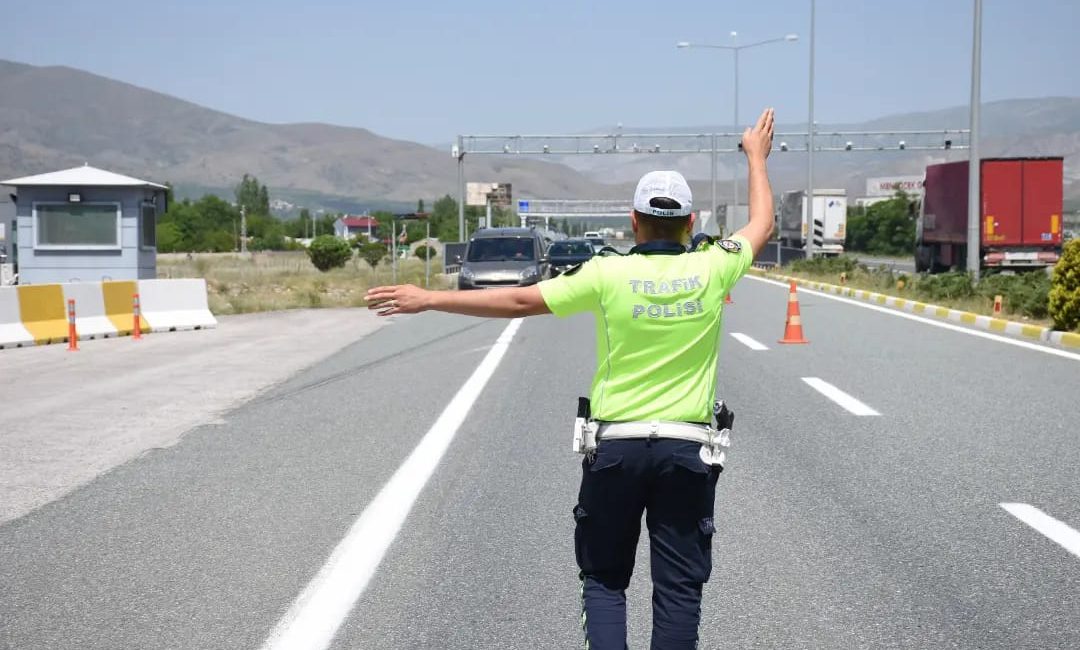 Erzincan Polisi araması bulunan şahıslara yönelik yaptığı operasyonlarda 33 yıl