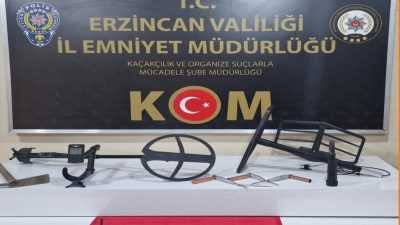 Erzincan polisi gerçekleştirdiği yol uygulamasında bakır sikke, gümüş sikke ve