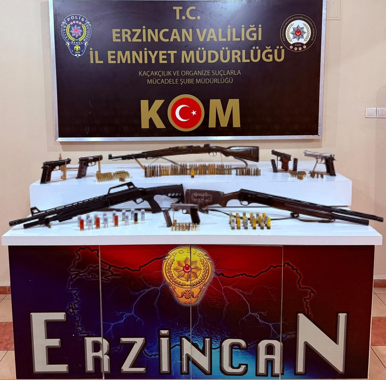 Erzincan polisi il genelinde gerçekleştirdiği çalışma neticesinde ruhsatsız tabanca ile