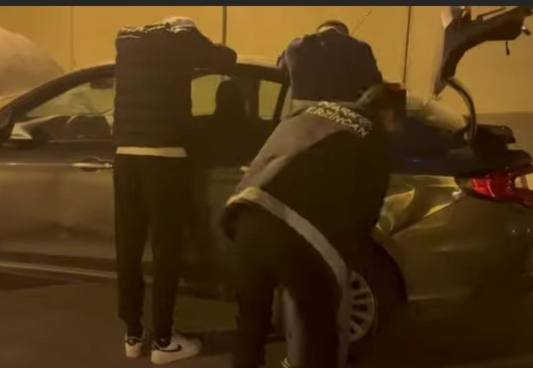 Uyuşturucu ile mücadelesini sürdüren Erzincan Polisi Sokak satıcılarına yönelik gerçekleştirdiği