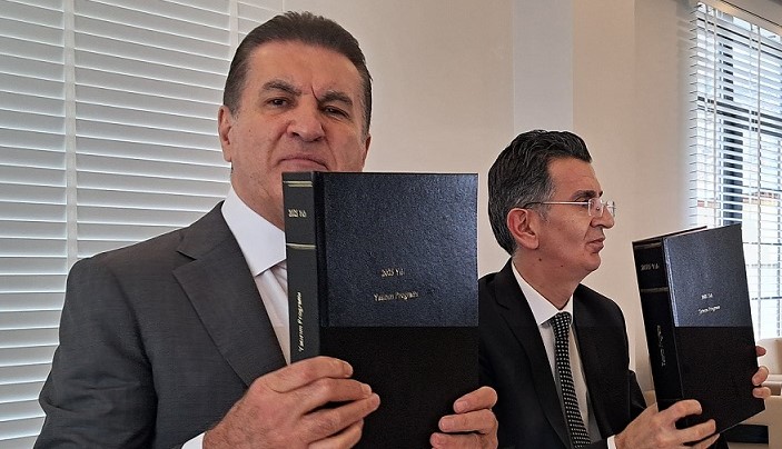 CHP Erzincan Milletvekili Mustafa Sarıgül, Erzincan’daki evinde düzenlediği basın toplantısında