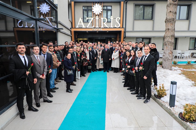 Mesleğe yeni başlayan öğretmenler "Hayırlı olsun. Erzincan'a hoş geldiniz" diyen