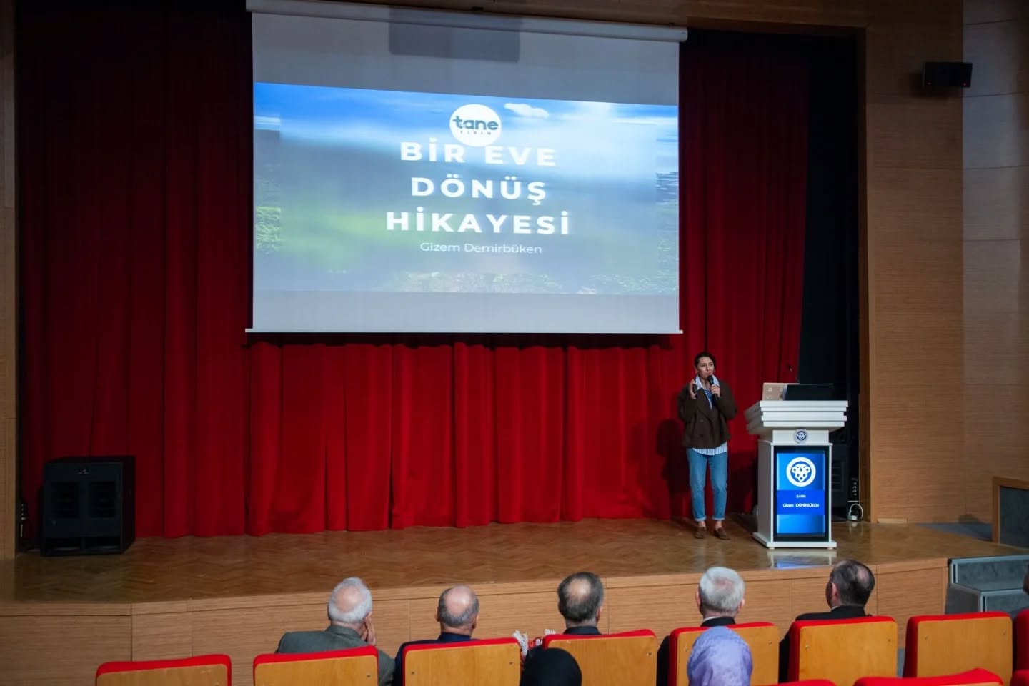 Erzincan’da düzenlenen “Bir Eve Dönüş Hikâyesi” konferansında, Arkeolog ve Girişimci