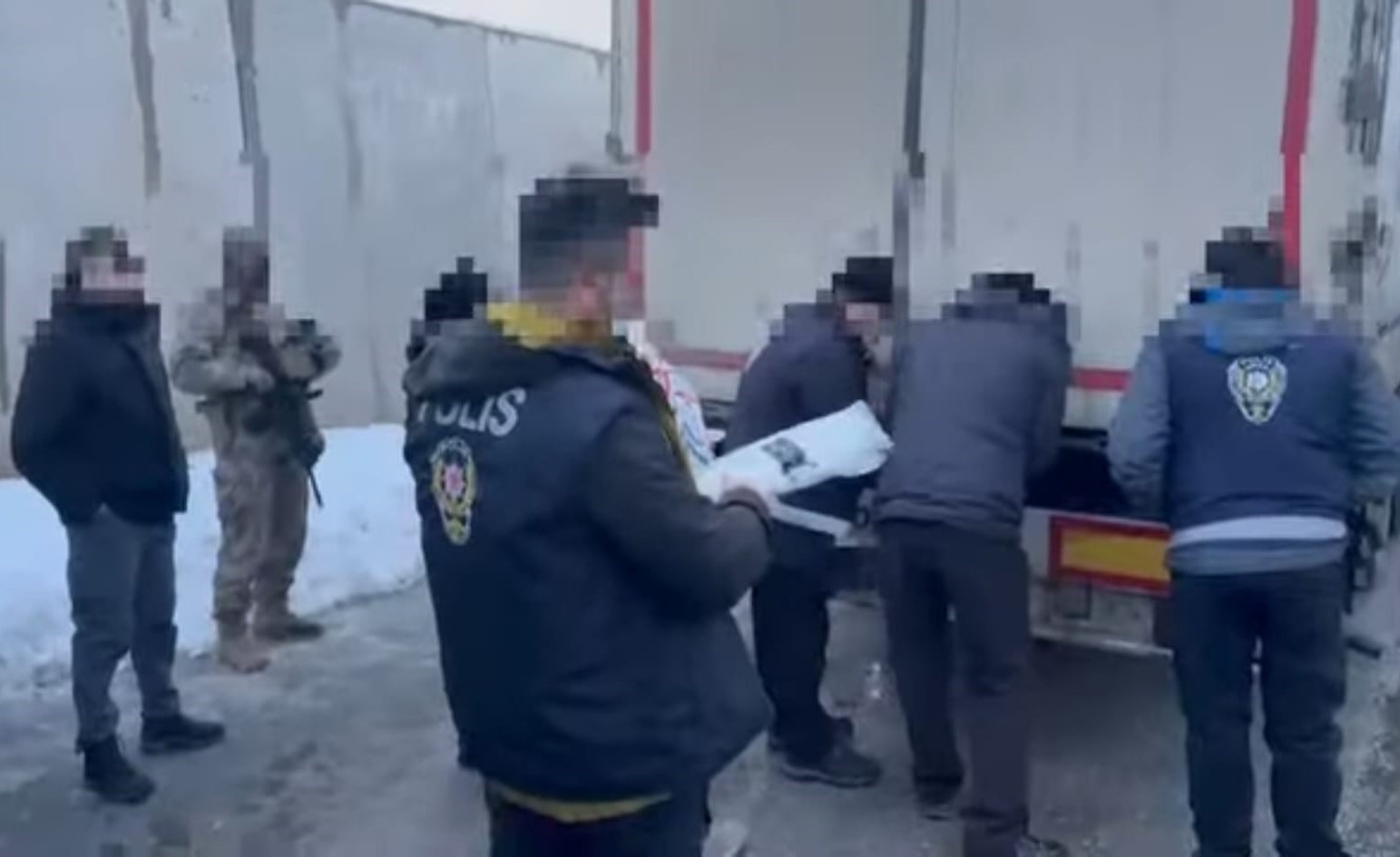 Erzincan polisinin yaptığı çalışma neticesinde yasa dışı yollardan ülkeye ve