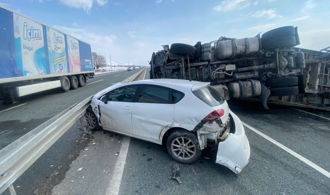 Erzincan’da Erzurum Karayolu üzerinde otomobil ile tırın çarpışması sonucu 3
