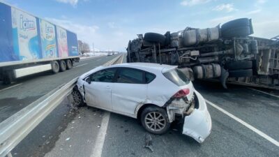 Erzincan’da Erzurum Karayolu üzerinde otomobil ile tırın çarpışması sonucu 3