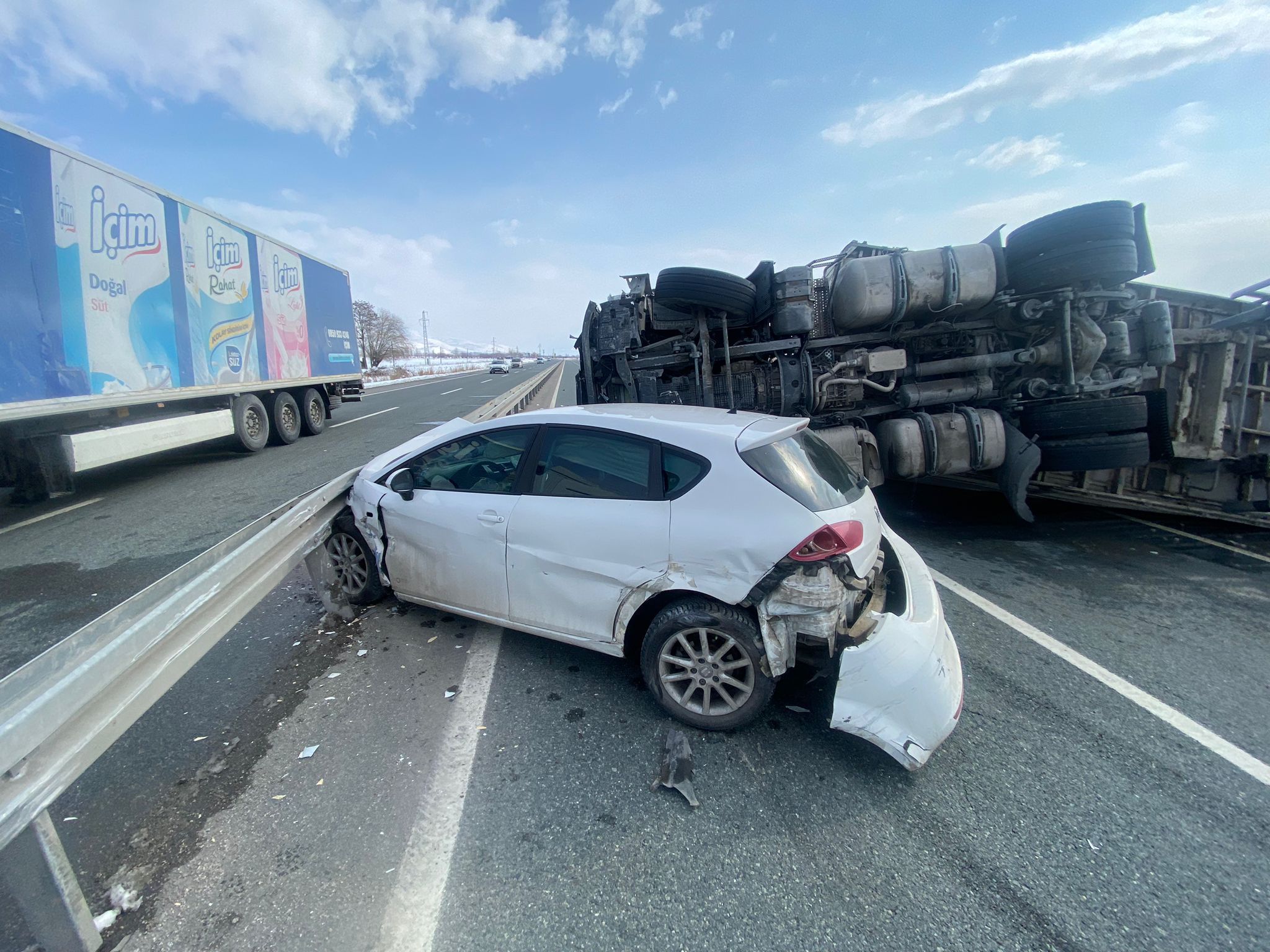 Erzincan’da Erzurum Karayolu üzerinde otomobil ile tırın çarpışması sonucu 3