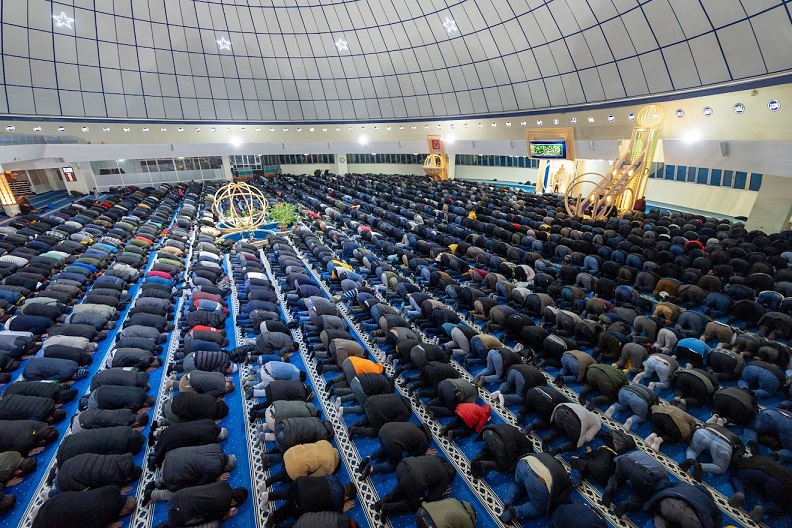 Ramazan ayının ilk teravih namazı için Erzincan, da vatandaşlar camilere