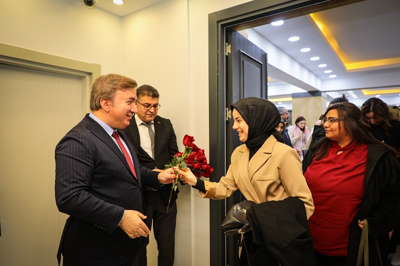 Erzincan’a ilk ataması yapılan 101 öğretmenle kahvaltılı bir programda bir
