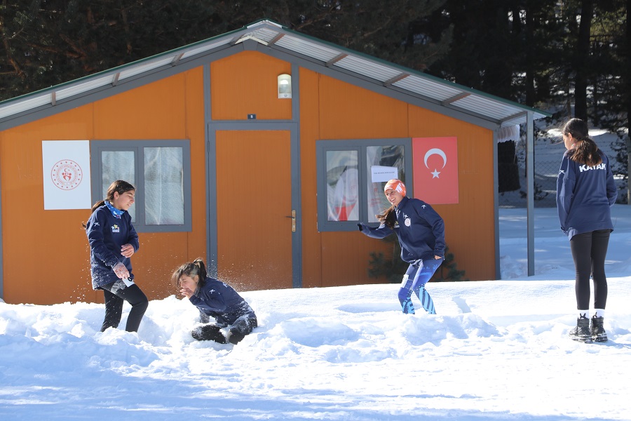 Erzincan’da kar yağışı dolayısıyla okullar 1 gün tatil edildi.