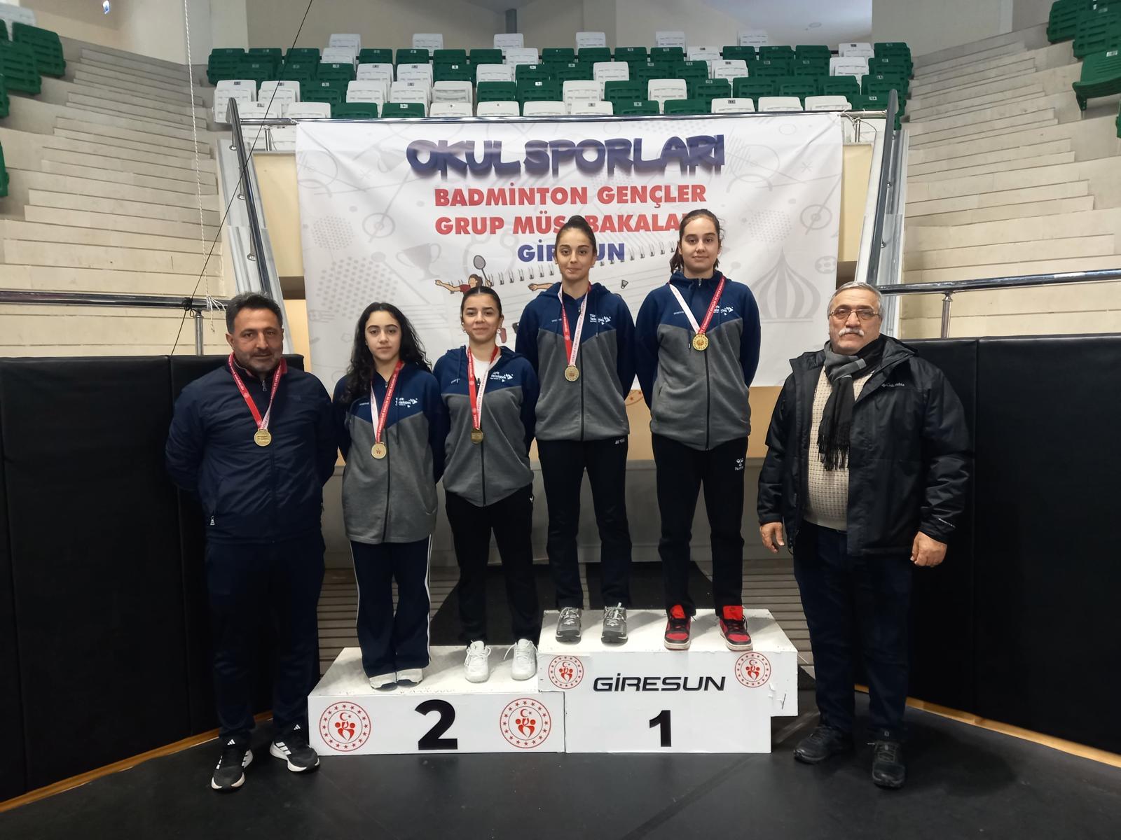 Erzincanlı badmintoncular, Giresun’da düzenlenen badminton grup müsabakalarında grup şampiyonu oldular.