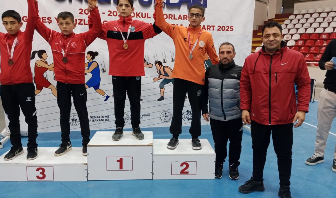 Amasya ilinde düzenlenen Okul Sporları Yıldızlar Güreş Müsabakalarında Erzincan Sporcu