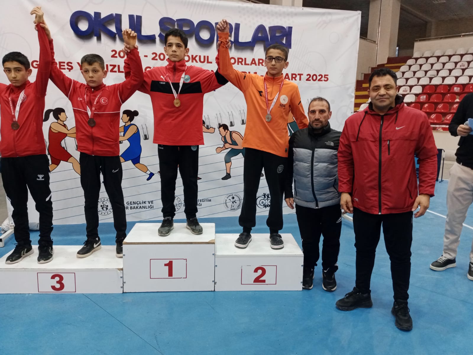 Amasya ilinde düzenlenen Okul Sporları Yıldızlar Güreş Müsabakalarında Erzincan Sporcu