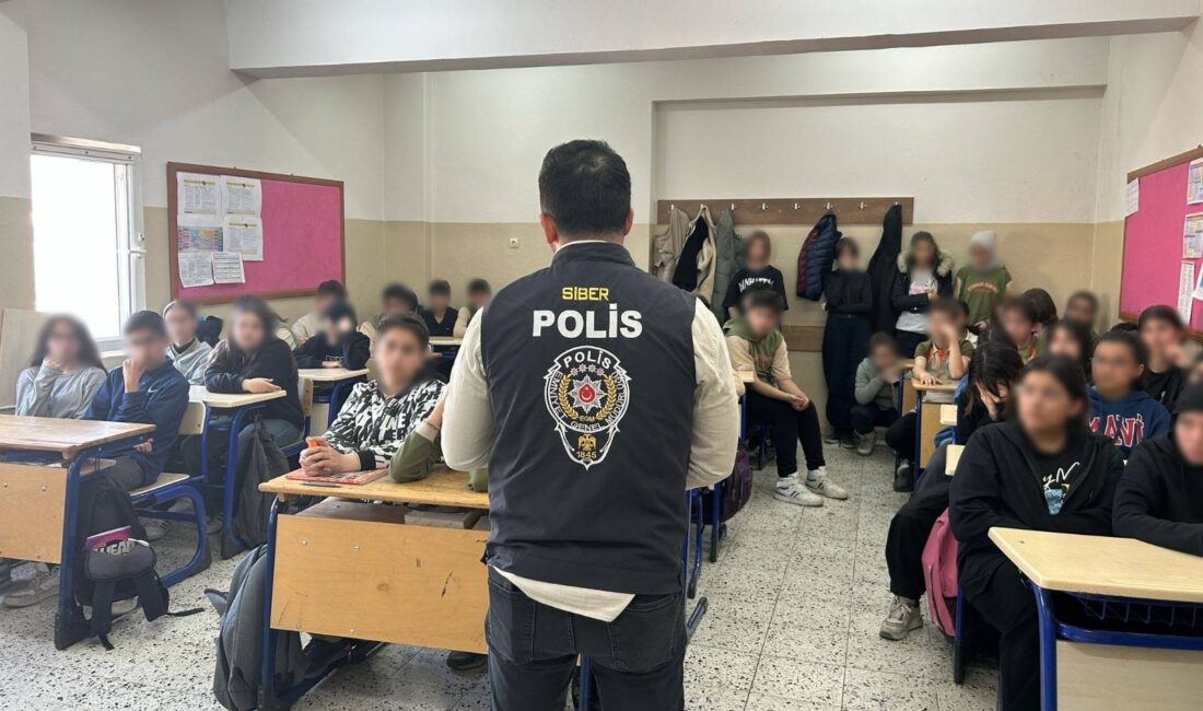 Erzincan Polisi öğrenci ve öğretmenlere yönelik bilgilendirme faaliyetlerini aralıksız sürdürüyor.