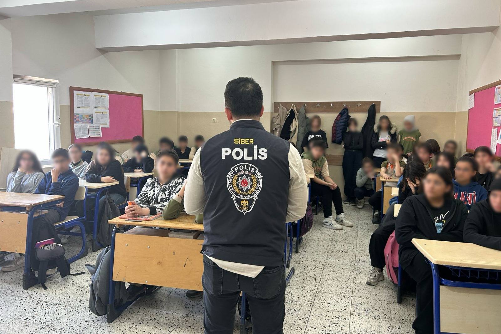 Erzincan Polisi öğrenci ve öğretmenlere yönelik bilgilendirme faaliyetlerini aralıksız sürdürüyor.