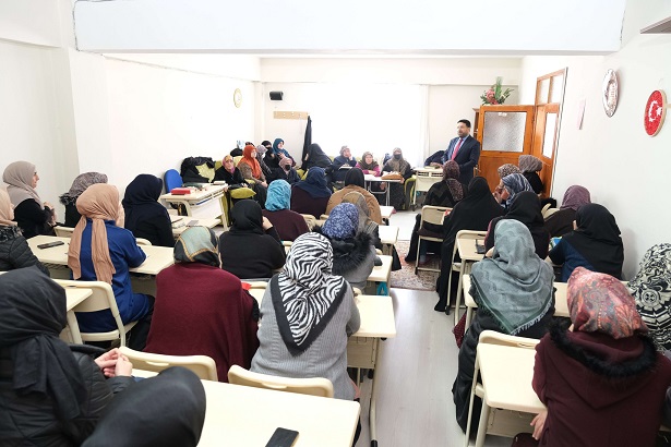 Ramazan ayının manevi atmosferi, Kur’an kurslarına olan ilgiyi artırmaya devam