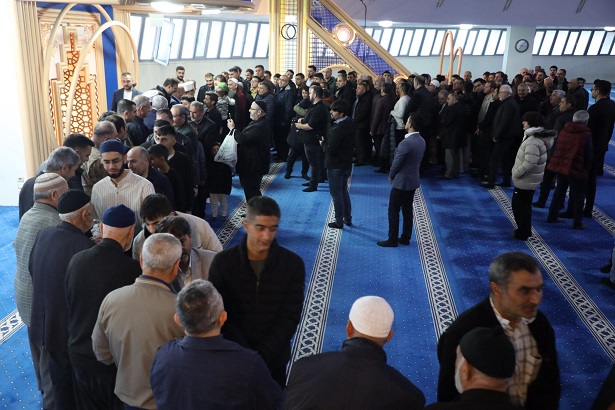 Ramazan Bayramı namazını Terzibaba camisinde idrak eden Erzincan Valisi Hamza