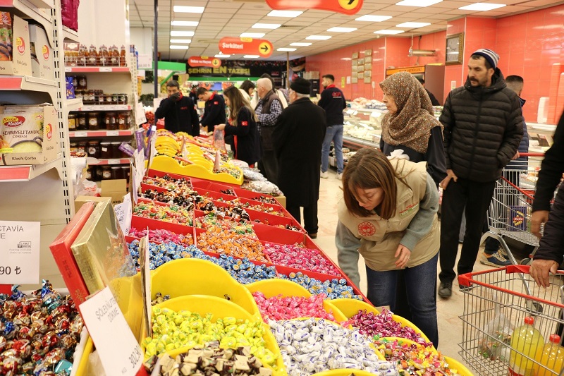 Ramazan Bayramına birkaç günlük zaman kaldı. Çarşı pazarda büyük bir