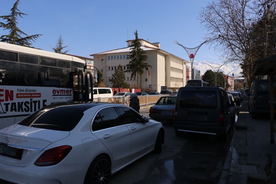 Erzincan’ın en işlek caddeleri olan Halitpaşa ve ordu caddesinde durak