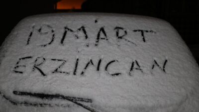 Erzincan’da sabah saatlerinde başlayan yağmur akşam saatlerinde yerini kar yağışına