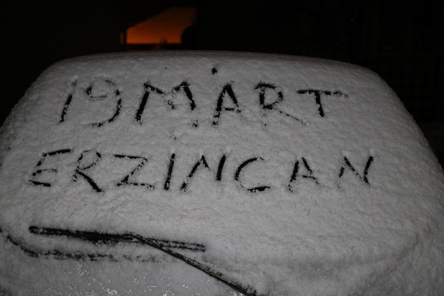 Erzincan’da sabah saatlerinde başlayan yağmur akşam saatlerinde yerini kar yağışına