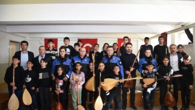 “Biz Büyük Bir Aileyiz" projesi kapsamında açılan müzik kursunda eğitim