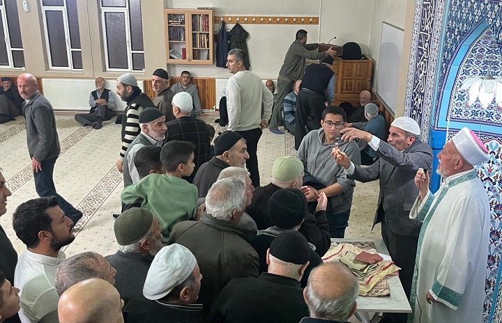 Erzincan’da Yavuz Selim Camiinde Ramazan dolayısıyla Sakal-ı Şerif Kadir Gecesi’nde