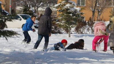 Erzincan’da dün itibariyle başlayan kar yağışı dolayısıyla eğitim öğretim faaliyetlerine