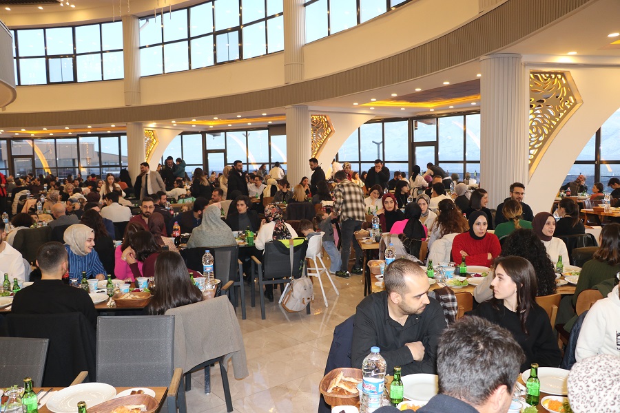 Erzincan Barosu tarafından üyelerine yönelik iftar programı düzenledi. Düzenlenen programda