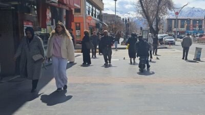 Erzincan’da yayaların yoğunlukta bulunduğu bölgelerde trafik kurallarını umursamadan etrafta dolaşan