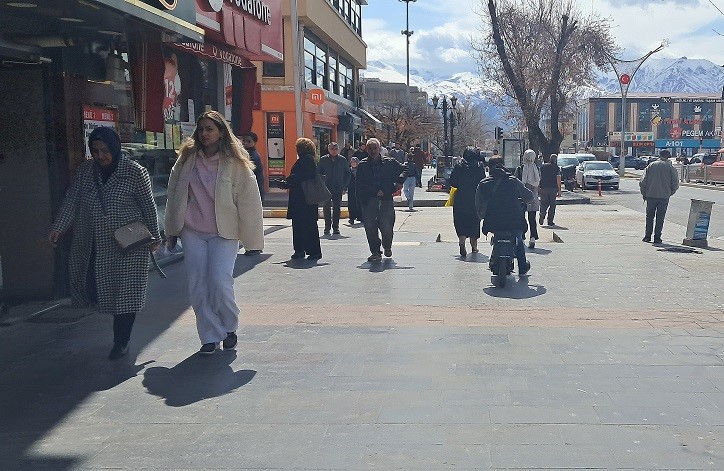 Erzincan’da yayaların yoğunlukta bulunduğu bölgelerde trafik kurallarını umursamadan etrafta dolaşan