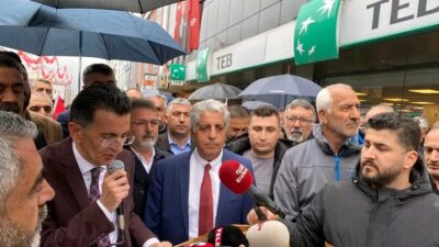Cumhuriyet Halk Partisi Erzincan İl Örgütü il başkanlığı önünde, kalabalık