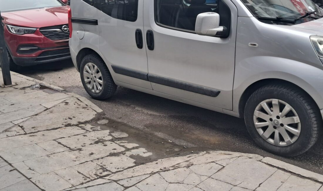 Erzincan’da engelli giriş ve çıkış rampalarına park eden sorumsuz sürücüler,