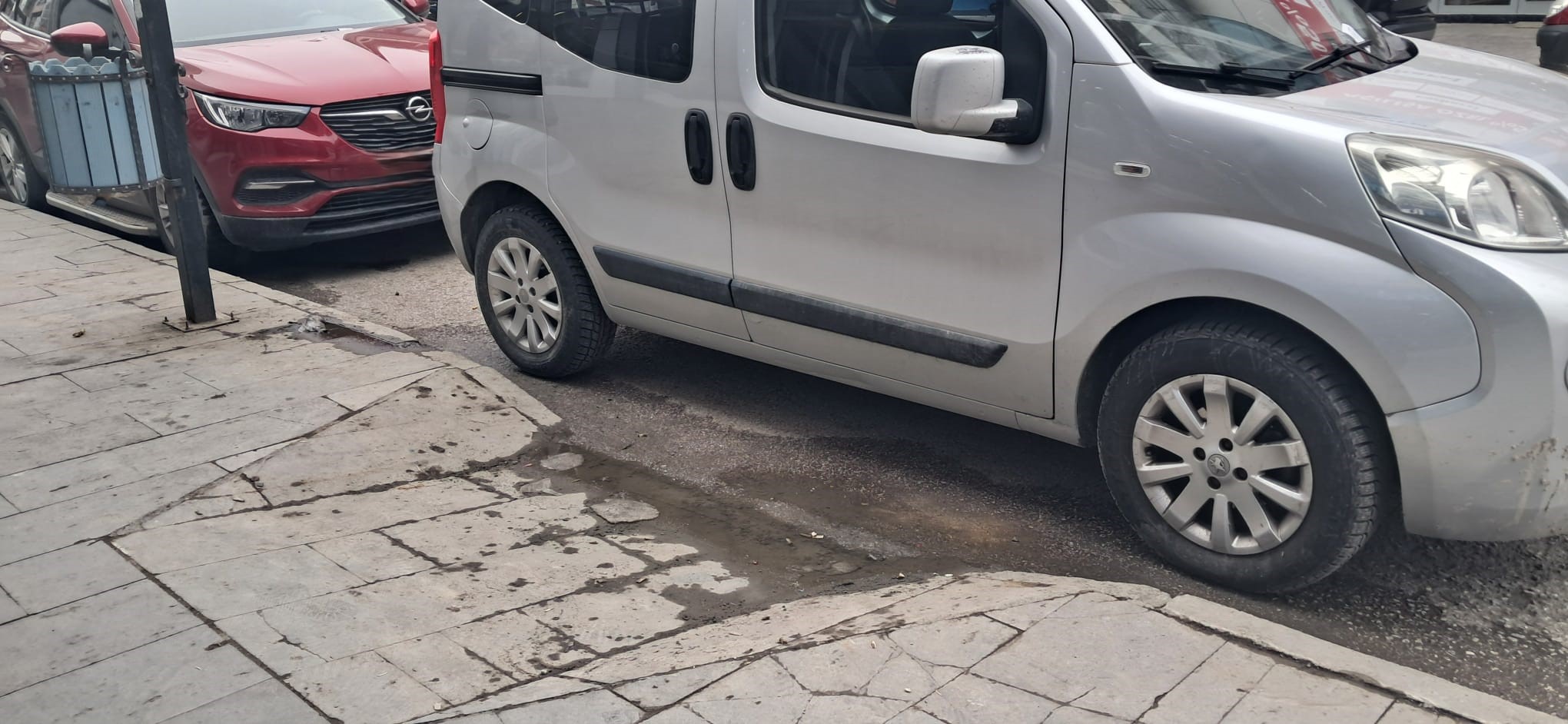 Erzincan’da engelli giriş ve çıkış rampalarına park eden sorumsuz sürücüler,