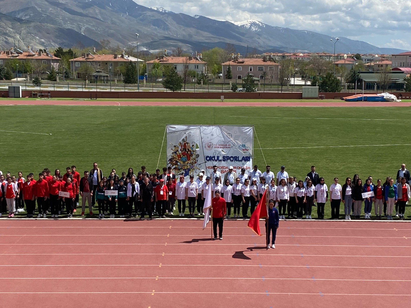 Erzincan, Okul Sporları Atletizm gençler grup müsabakalarına ev sahipliği yaptı.