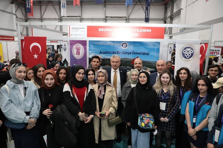 Atatürk Üniversitesi ev sahipliğinde düzenlenen Kuzeydoğu Anadolu Kariyer Fuarı (KUDAKAF