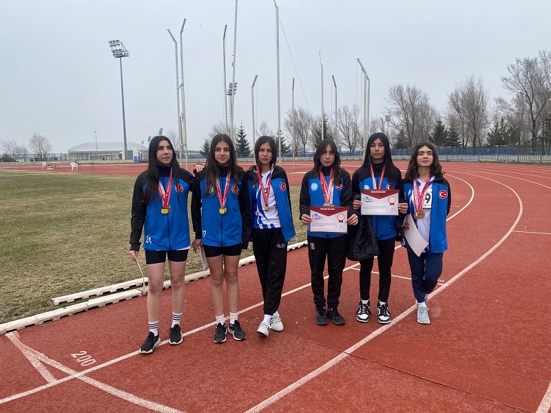 Erzincan Ortaokulu öğrencileri, Erzurum’da düzenlenen Yıldızlar Kızlar Atletizm Grup Müsabakalarında