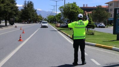 Erzincan Polisi, araması bulunan şahıslara yönelik yaptığı operasyonlarda 17 yıl