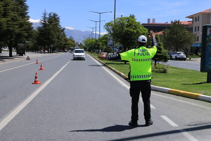 Erzincan Polisi, araması bulunan şahıslara yönelik yaptığı operasyonlarda 17 yıl