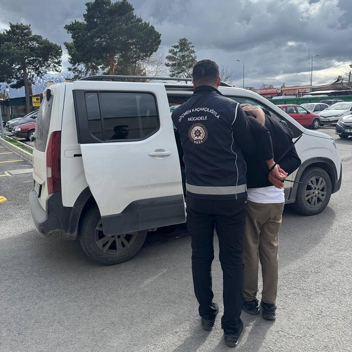 Erzincan polisinin yaptığı çalışma neticesinde yasa dışı yollardan ülkeye ve