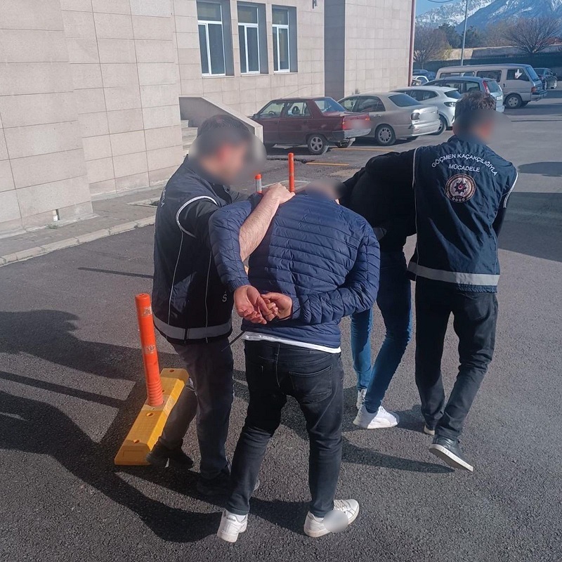 Erzincan polisinin yaptığı çalışma neticesinde yasa dışı yollardan ülkeye ve