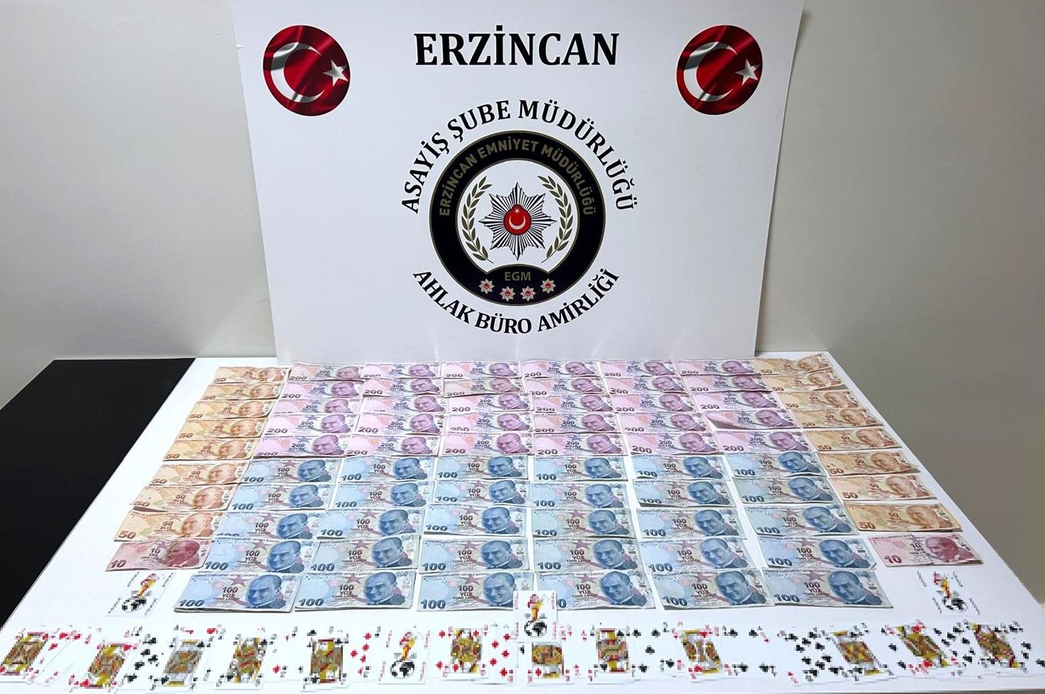 Erzincan polisi bir oyun salonunda kumar oynandığı ihbarı üzerine yapılan