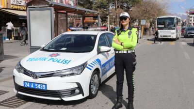 Erzincan’da kent trafiğine kadın eli değmişçesine ana yollarda, kalabalık caddelerde