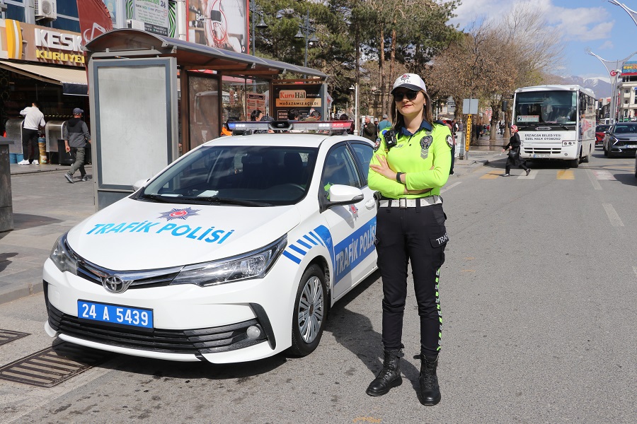 Erzincan’da kent trafiğine kadın eli değmişçesine ana yollarda, kalabalık caddelerde