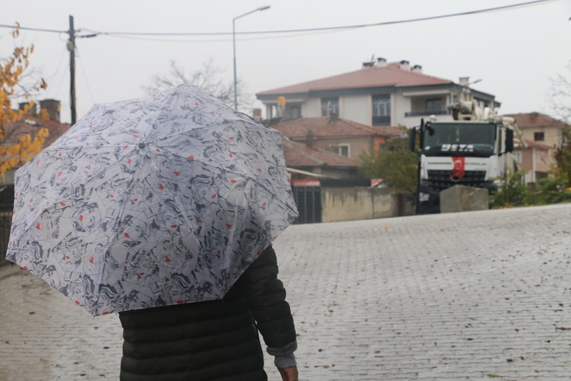 Meteoroloji, yağışlı havanın yurt genelinde etkili olacağını ve sıcaklıkların pazartesi
