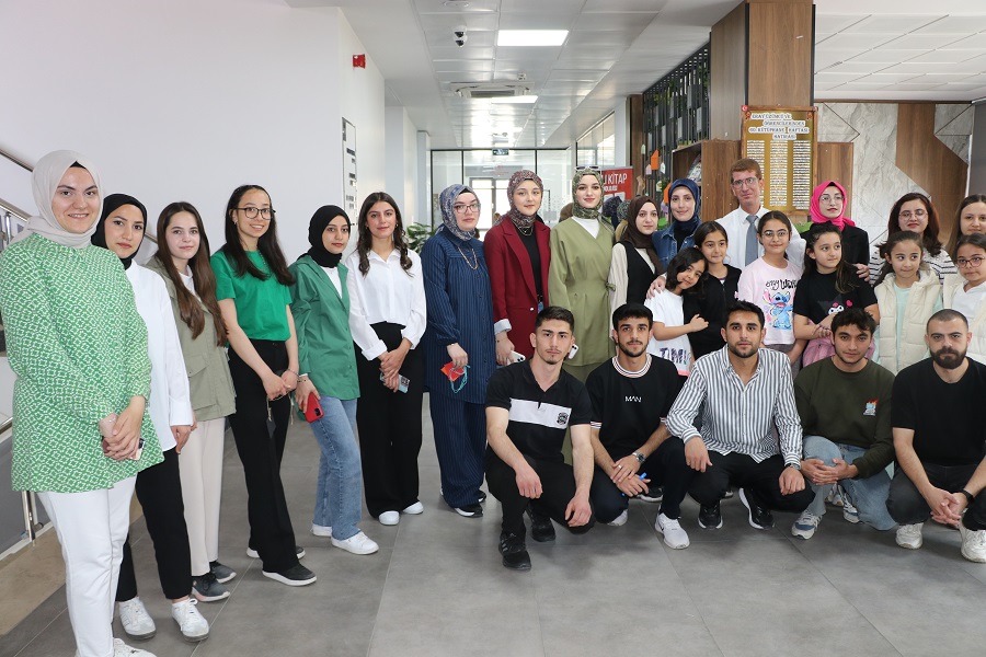 61’nci Kütüphane haftası etkinlikleri kapsamında Üniversite öğrencileri ve küçük öğrenciler