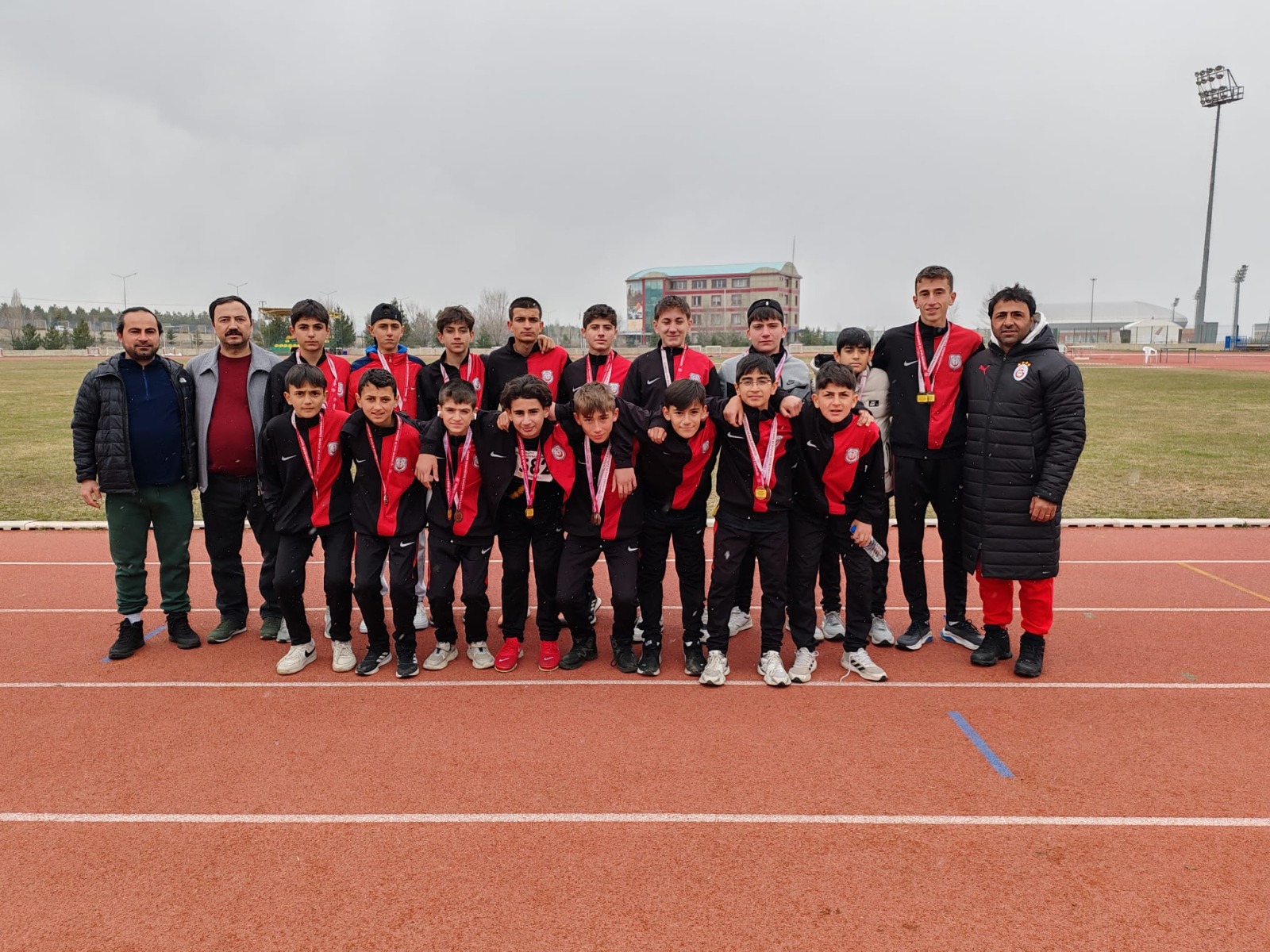 İMKB Erzincan Müşir Zeki Paşa Ortaokulu, Erzurum'da düzenlenen Atletizm Yıldızlar