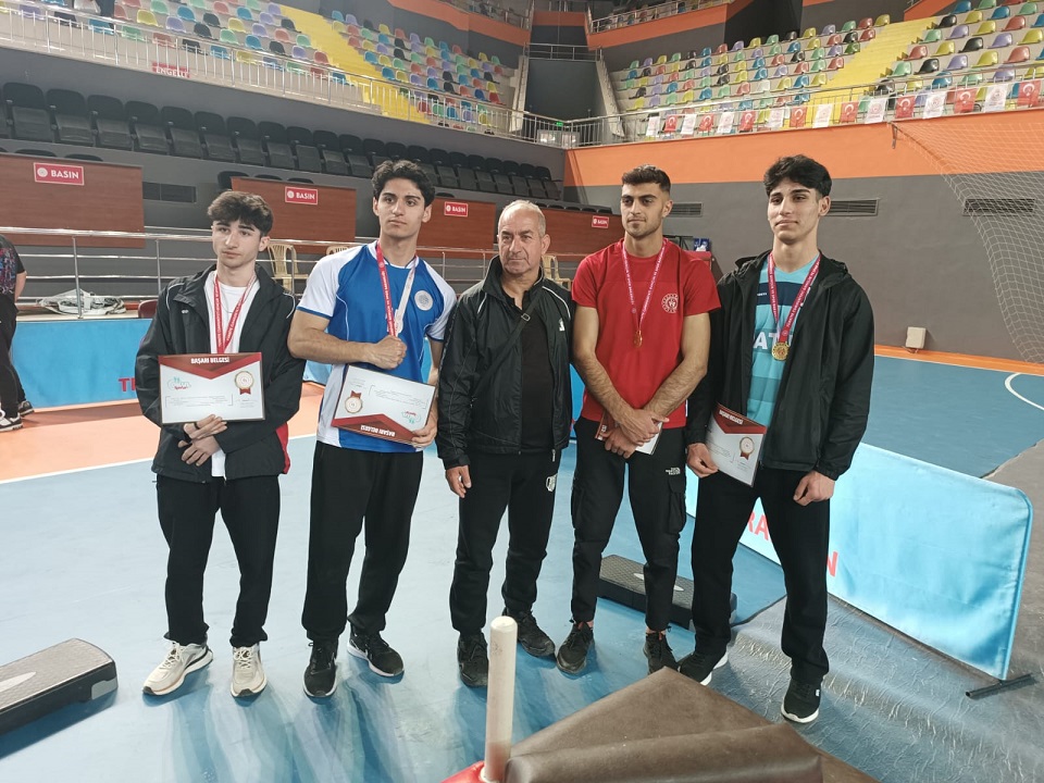 Trabzon’da düzenlenen Okul Sporları Bilek Güreşi Grup Yarışmalarında Erzincanlı sporcular